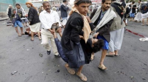 Carnagiu în Yemen! Momentul în care un atentator sinucigaş se aruncă în aer într-o mulţime de oameni (VIDEO)
