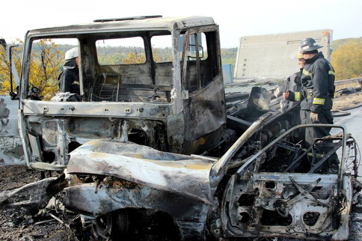 Accidente grave lângă Peresecina. Două maşini au luat foc, iar un şofer a murit (GALERIE FOTO/VIDEO)