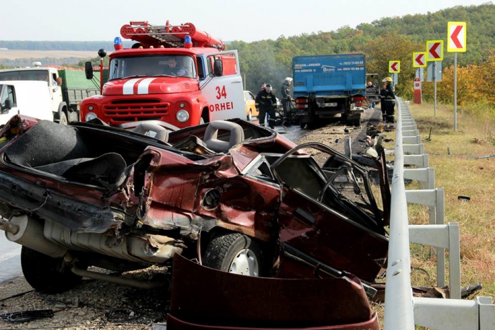 Accidente grave lângă Peresecina. Două maşini au luat foc, iar un şofer a murit (GALERIE FOTO/VIDEO)