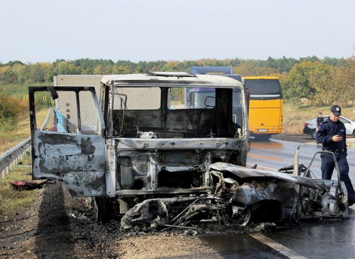 Accidente grave lângă Peresecina. Două maşini au luat foc, iar un şofer a murit (GALERIE FOTO/VIDEO)