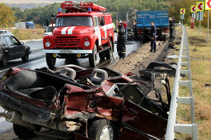 Accidente grave lângă Peresecina. Două maşini au luat foc, iar un şofer a murit (GALERIE FOTO/VIDEO)