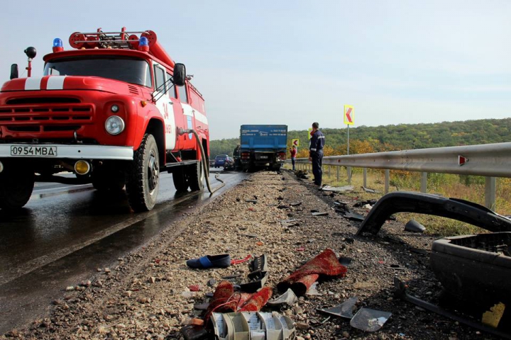 Accidente grave lângă Peresecina. Două maşini au luat foc, iar un şofer a murit (GALERIE FOTO/VIDEO)