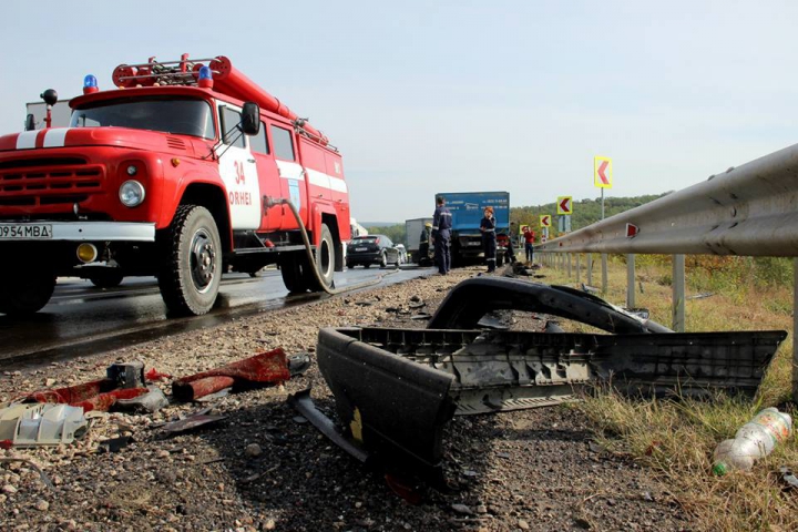 Accidente grave lângă Peresecina. Două maşini au luat foc, iar un şofer a murit (GALERIE FOTO/VIDEO)