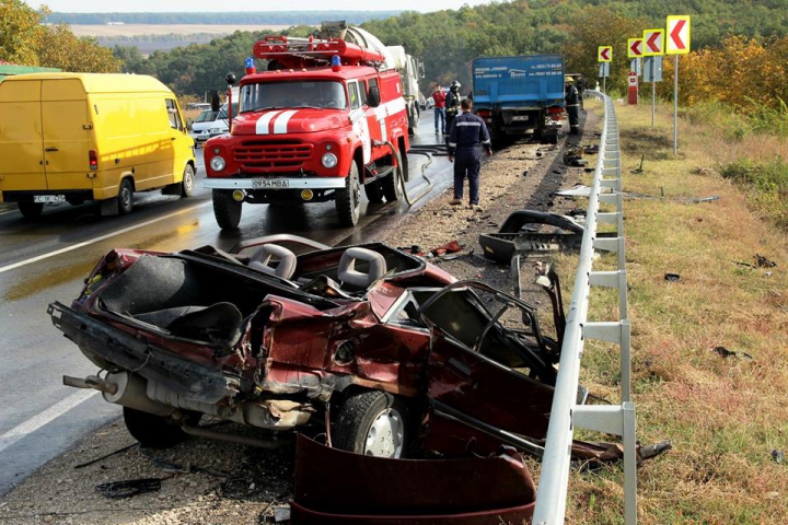 Accidente grave lângă Peresecina. Două maşini au luat foc, iar un şofer a murit (GALERIE FOTO/VIDEO)