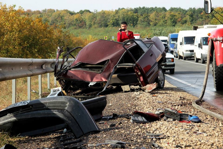 Accidente grave lângă Peresecina. Două maşini au luat foc, iar un şofer a murit (GALERIE FOTO/VIDEO)