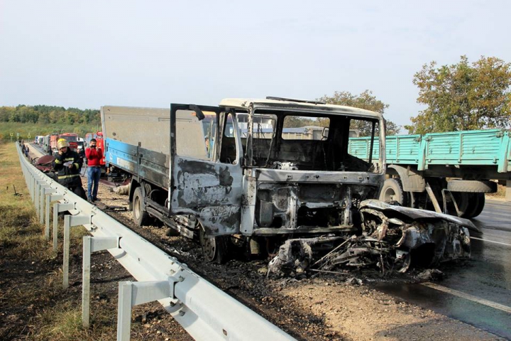 Accidente grave lângă Peresecina. Două maşini au luat foc, iar un şofer a murit (GALERIE FOTO/VIDEO)