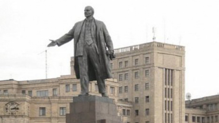 NO COMMENT! Încă două monumente ale lui Lenin au fost dărâmate de necunoscuţi la Harkov (VIDEO)