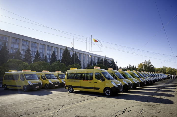 Au invadat Piaţa Marii Adunării Naţionale. Cum arată centrul Capitalei în timpul vizitei premierului român (FOTO)