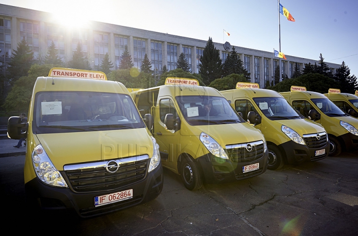 Au invadat Piaţa Marii Adunării Naţionale. Cum arată centrul Capitalei în timpul vizitei premierului român (FOTO)