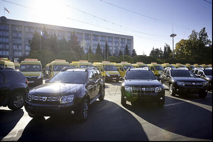 Au invadat Piaţa Marii Adunării Naţionale. Cum arată centrul Capitalei în timpul vizitei premierului român (FOTO)