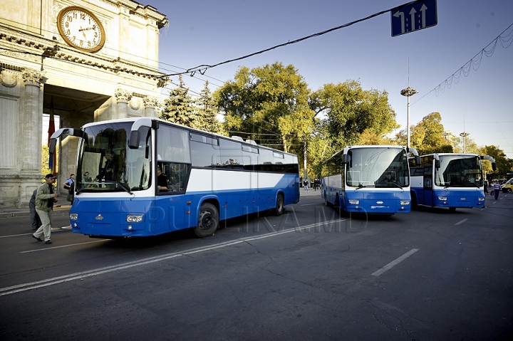 Au invadat Piaţa Marii Adunării Naţionale. Cum arată centrul Capitalei în timpul vizitei premierului român (FOTO)