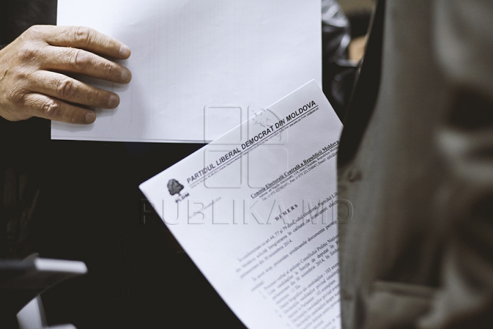 Start înregistrării în cursa electorală. Partidele şi doritorii de a candida independent îşi depun dosarele (FOTO)