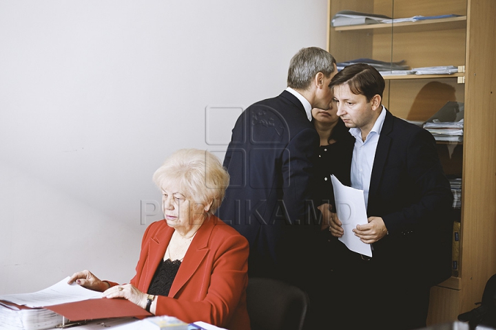 Start înregistrării în cursa electorală. Partidele şi doritorii de a candida independent îşi depun dosarele (FOTO)