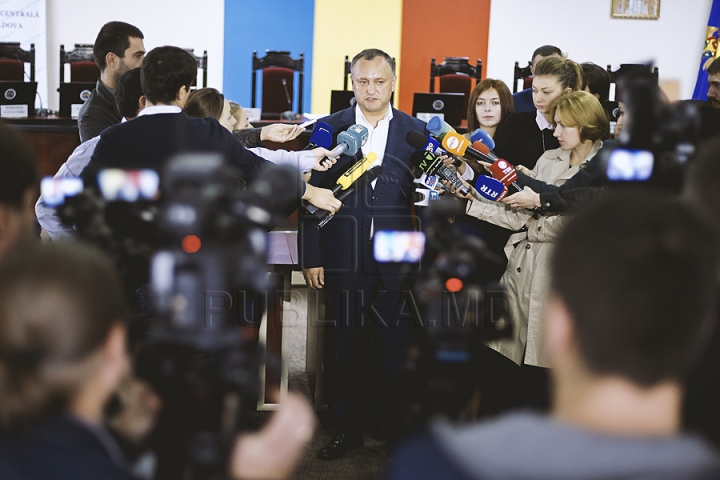 Start înregistrării în cursa electorală. Partidele şi doritorii de a candida independent îşi depun dosarele (FOTO)