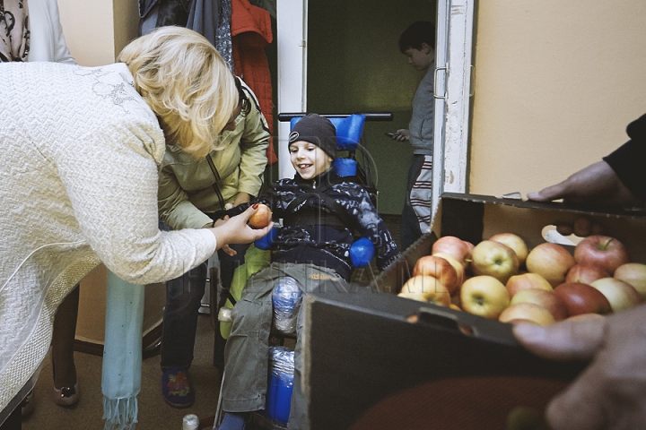 O moldoveancă generoasă a donat două tone de mere Centrului Mamei și Copilului (GALERIE FOTO)