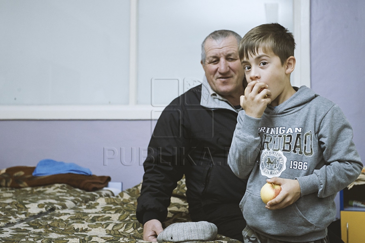 O moldoveancă generoasă a donat două tone de mere Centrului Mamei și Copilului (GALERIE FOTO)