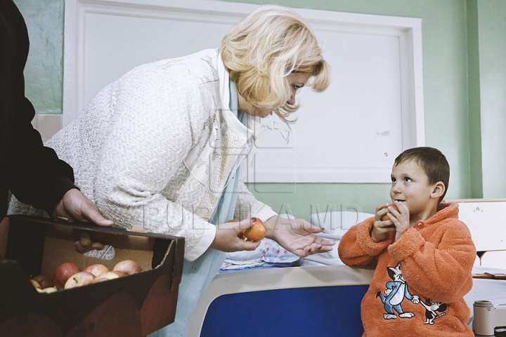 O moldoveancă generoasă a donat două tone de mere Centrului Mamei și Copilului (GALERIE FOTO)