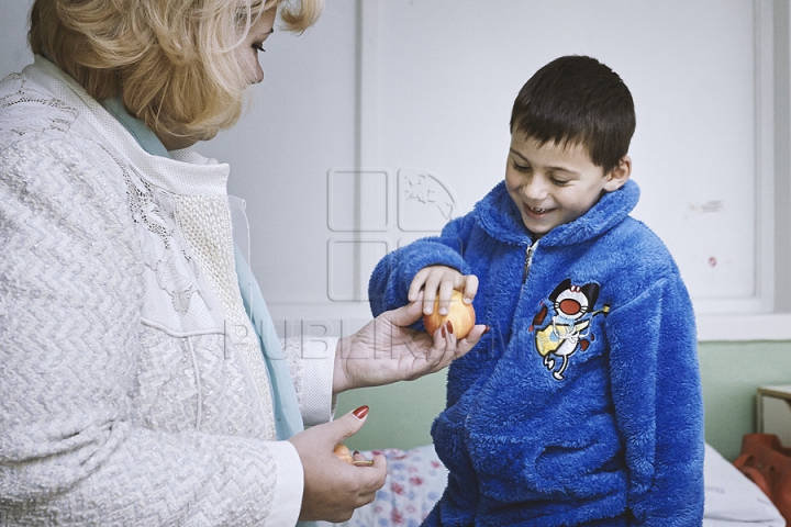 O moldoveancă generoasă a donat două tone de mere Centrului Mamei și Copilului (GALERIE FOTO)