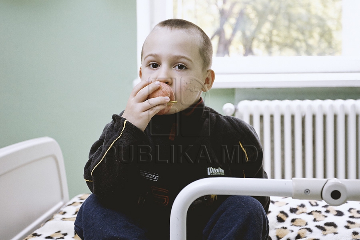 O moldoveancă generoasă a donat două tone de mere Centrului Mamei și Copilului (GALERIE FOTO)