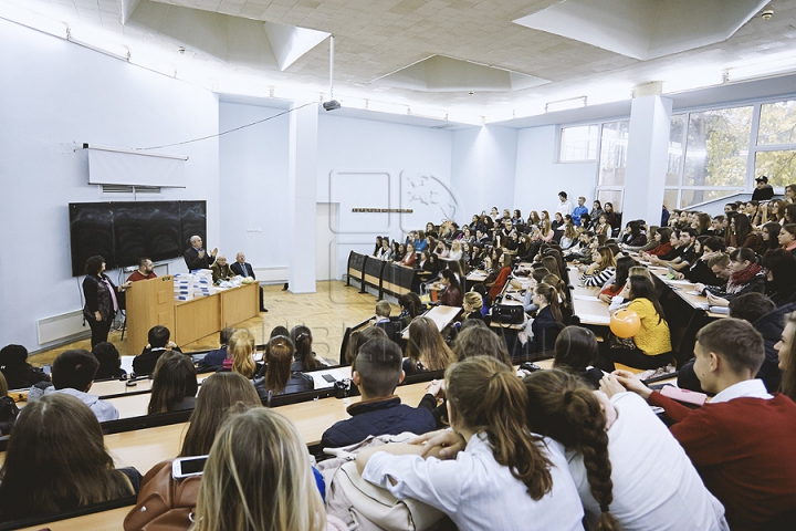 Botezul tinerilor jurnalişti la USM. Studenţii anului I de la Facultatea de Jurnalism au primit primele legitimaţii (FOTO)