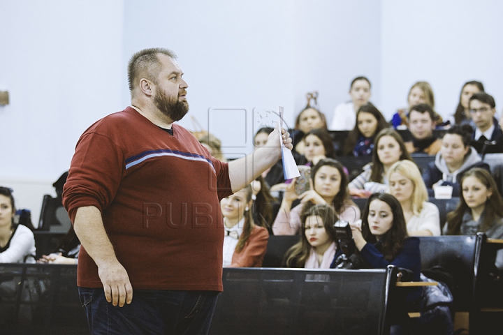 Botezul tinerilor jurnalişti la USM. Studenţii anului I de la Facultatea de Jurnalism au primit primele legitimaţii (FOTO)