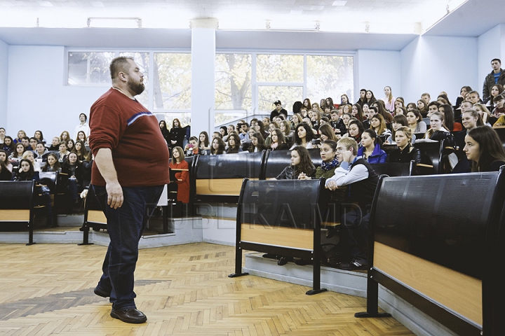 Botezul tinerilor jurnalişti la USM. Studenţii anului I de la Facultatea de Jurnalism au primit primele legitimaţii (FOTO)