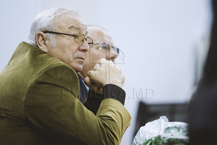 Botezul tinerilor jurnalişti la USM. Studenţii anului I de la Facultatea de Jurnalism au primit primele legitimaţii (FOTO)