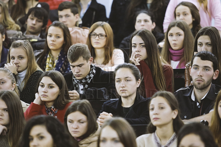 Botezul tinerilor jurnalişti la USM. Studenţii anului I de la Facultatea de Jurnalism au primit primele legitimaţii (FOTO)