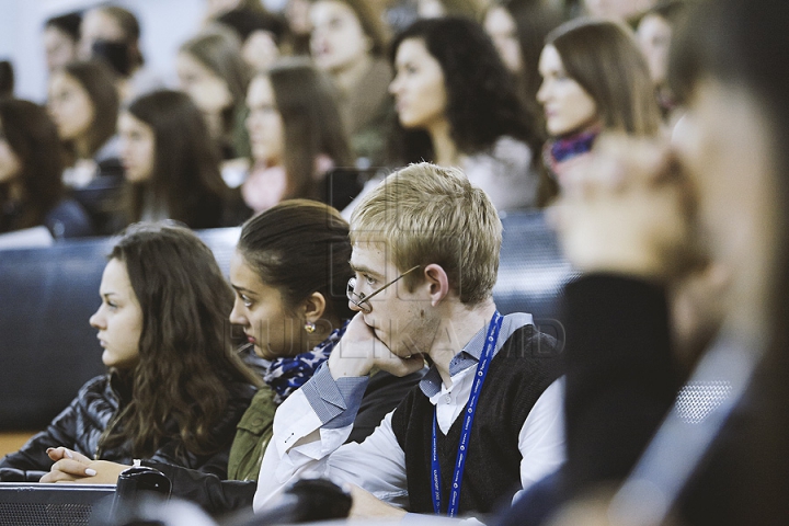 Botezul tinerilor jurnalişti la USM. Studenţii anului I de la Facultatea de Jurnalism au primit primele legitimaţii (FOTO)