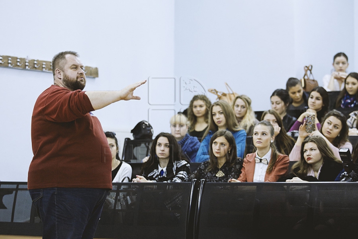 Botezul tinerilor jurnalişti la USM. Studenţii anului I de la Facultatea de Jurnalism au primit primele legitimaţii (FOTO)