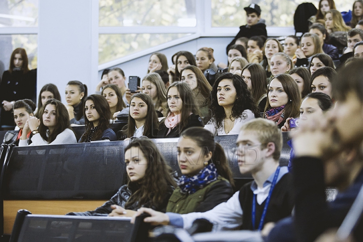 Botezul tinerilor jurnalişti la USM. Studenţii anului I de la Facultatea de Jurnalism au primit primele legitimaţii (FOTO)