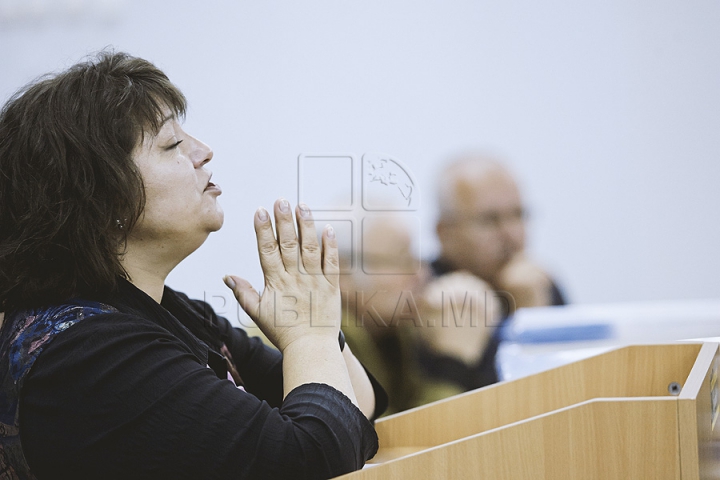 Botezul tinerilor jurnalişti la USM. Studenţii anului I de la Facultatea de Jurnalism au primit primele legitimaţii (FOTO)