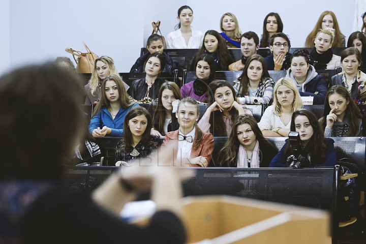 Botezul tinerilor jurnalişti la USM. Studenţii anului I de la Facultatea de Jurnalism au primit primele legitimaţii (FOTO)