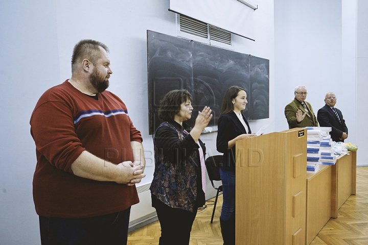 Botezul tinerilor jurnalişti la USM. Studenţii anului I de la Facultatea de Jurnalism au primit primele legitimaţii (FOTO)