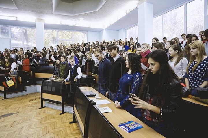 Botezul tinerilor jurnalişti la USM. Studenţii anului I de la Facultatea de Jurnalism au primit primele legitimaţii (FOTO)