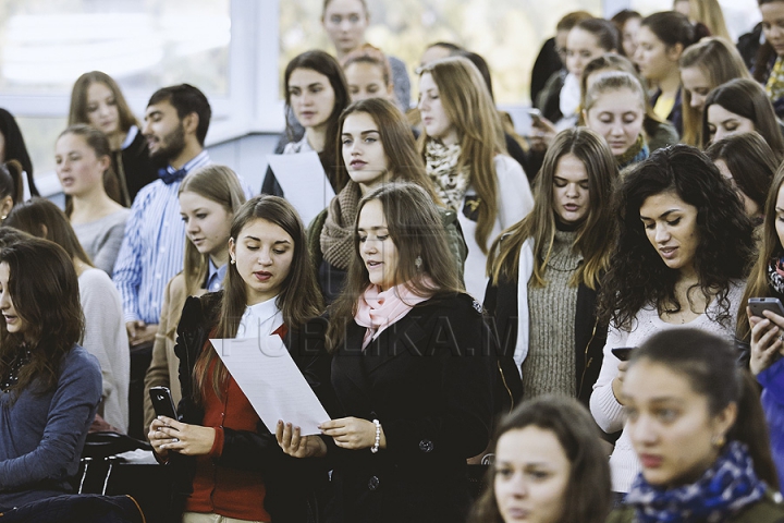 Botezul tinerilor jurnalişti la USM. Studenţii anului I de la Facultatea de Jurnalism au primit primele legitimaţii (FOTO)