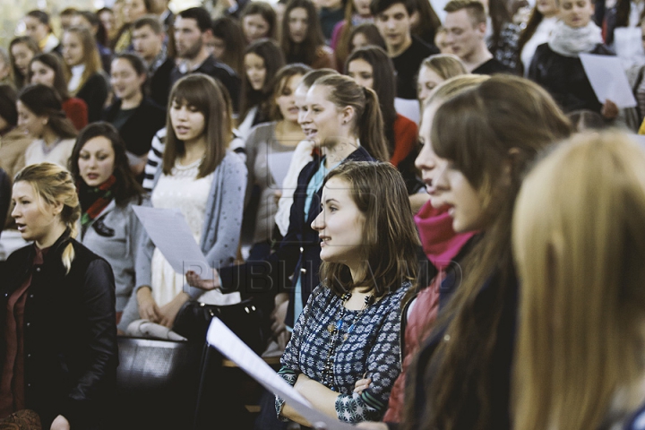 Botezul tinerilor jurnalişti la USM. Studenţii anului I de la Facultatea de Jurnalism au primit primele legitimaţii (FOTO)