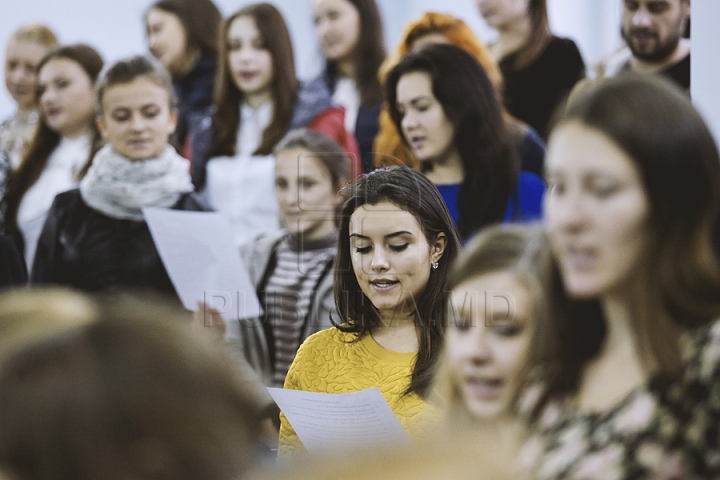 Botezul tinerilor jurnalişti la USM. Studenţii anului I de la Facultatea de Jurnalism au primit primele legitimaţii (FOTO)