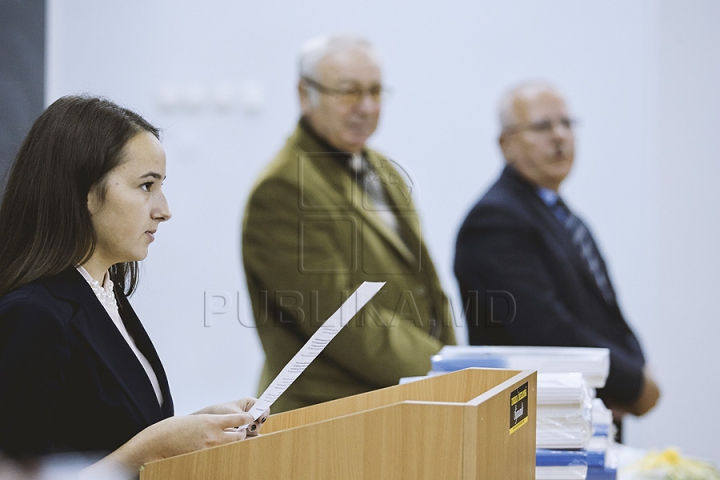 Botezul tinerilor jurnalişti la USM. Studenţii anului I de la Facultatea de Jurnalism au primit primele legitimaţii (FOTO)