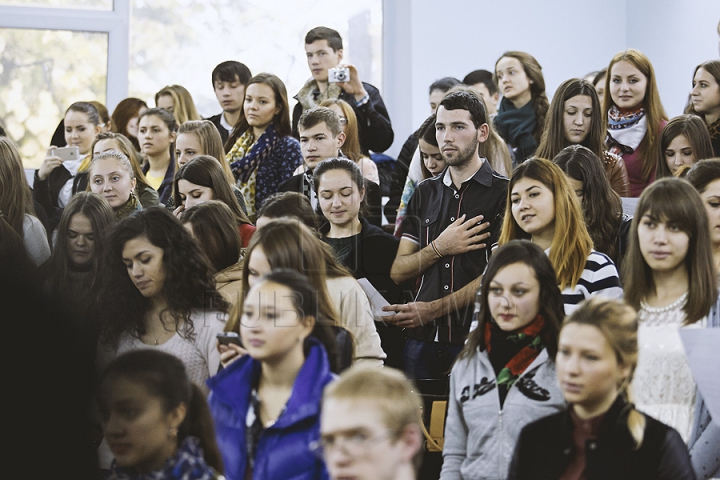 Botezul tinerilor jurnalişti la USM. Studenţii anului I de la Facultatea de Jurnalism au primit primele legitimaţii (FOTO)