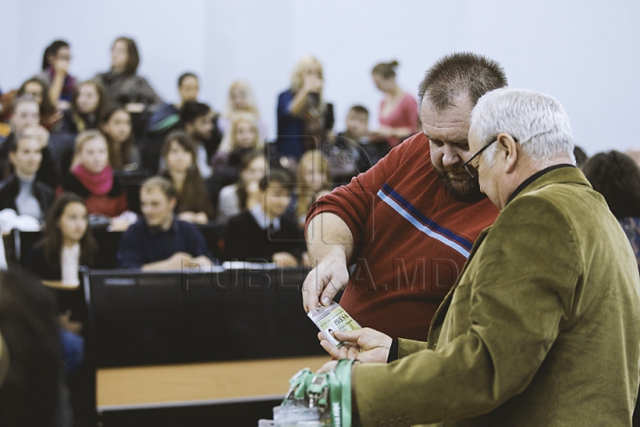 Botezul tinerilor jurnalişti la USM. Studenţii anului I de la Facultatea de Jurnalism au primit primele legitimaţii (FOTO)