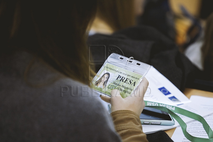 Botezul tinerilor jurnalişti la USM. Studenţii anului I de la Facultatea de Jurnalism au primit primele legitimaţii (FOTO)