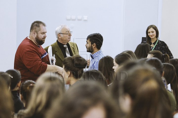 Botezul tinerilor jurnalişti la USM. Studenţii anului I de la Facultatea de Jurnalism au primit primele legitimaţii (FOTO)