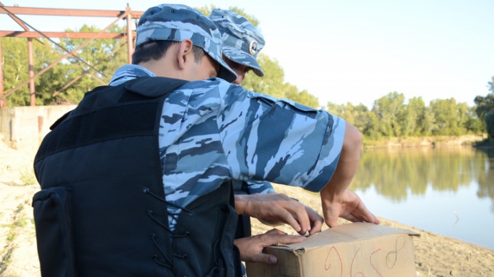 Prinşi cu mărfuri de contrabandă de Hramul Capitalei. Ce au găsit poliţiştii în maşinile unor şoferi (FOTO)