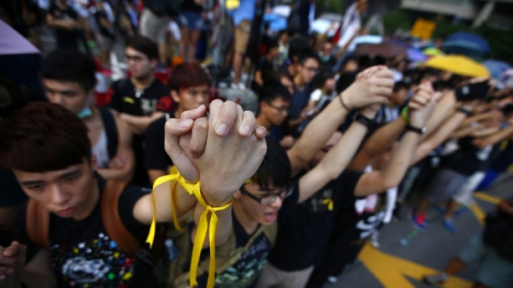 Noi ciocniri la Hong Kong între protestatarii pro-democraţie şi poliţie