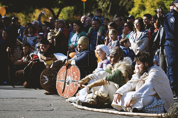 Atmosferă incendiară în centrul capitalei. Locuitorii şi oaspeţii din străinătate sunt impresionaţi de eveniment (FOTO/VIDEO)