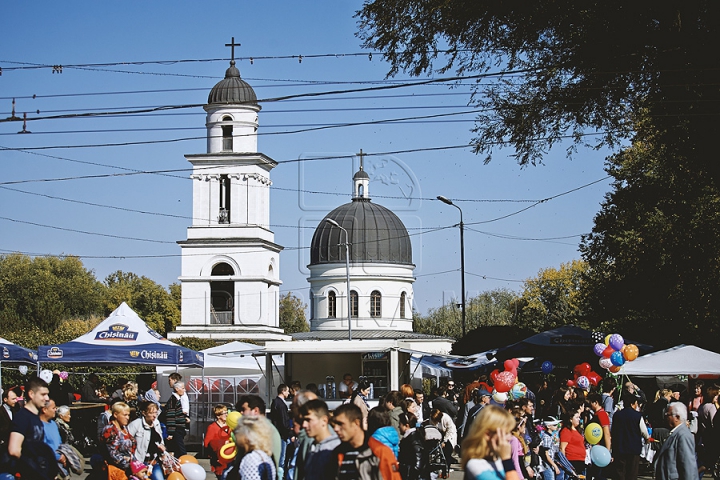 Atmosferă incendiară în centrul capitalei. Locuitorii şi oaspeţii din străinătate sunt impresionaţi de eveniment (FOTO/VIDEO)