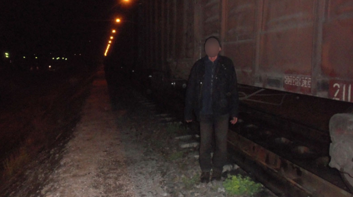 Poliţia de frontieră a descoperit un tadjik într-un tren marfar. Unde dorea să ajungă asiaticul