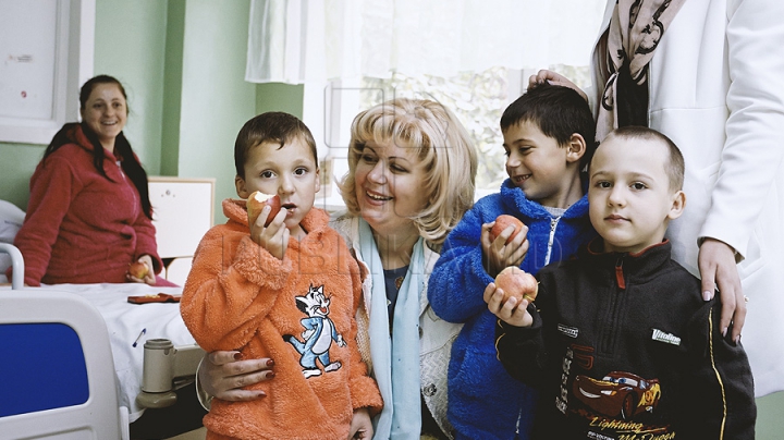 O moldoveancă generoasă a donat două tone de mere Centrului Mamei și Copilului (GALERIE FOTO)