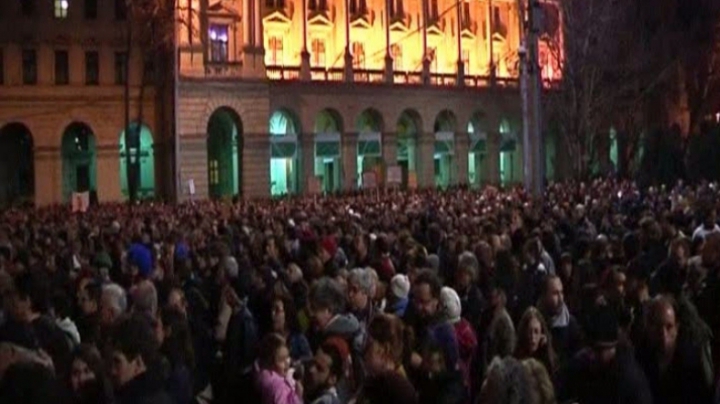 Mii de manifestanţi au protestat la Budapesta împotriva unei taxe pentru utilizarea internetului